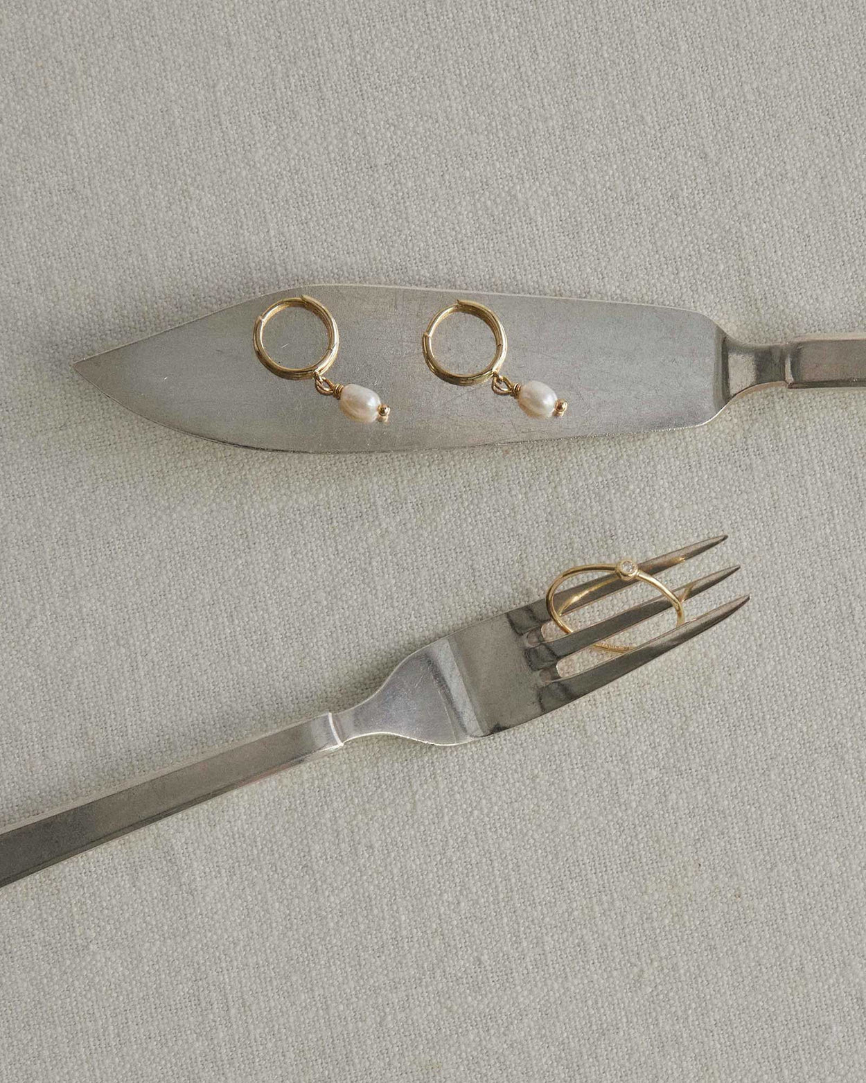 CLASSIC PEARL HOOPS (9K GOLD)