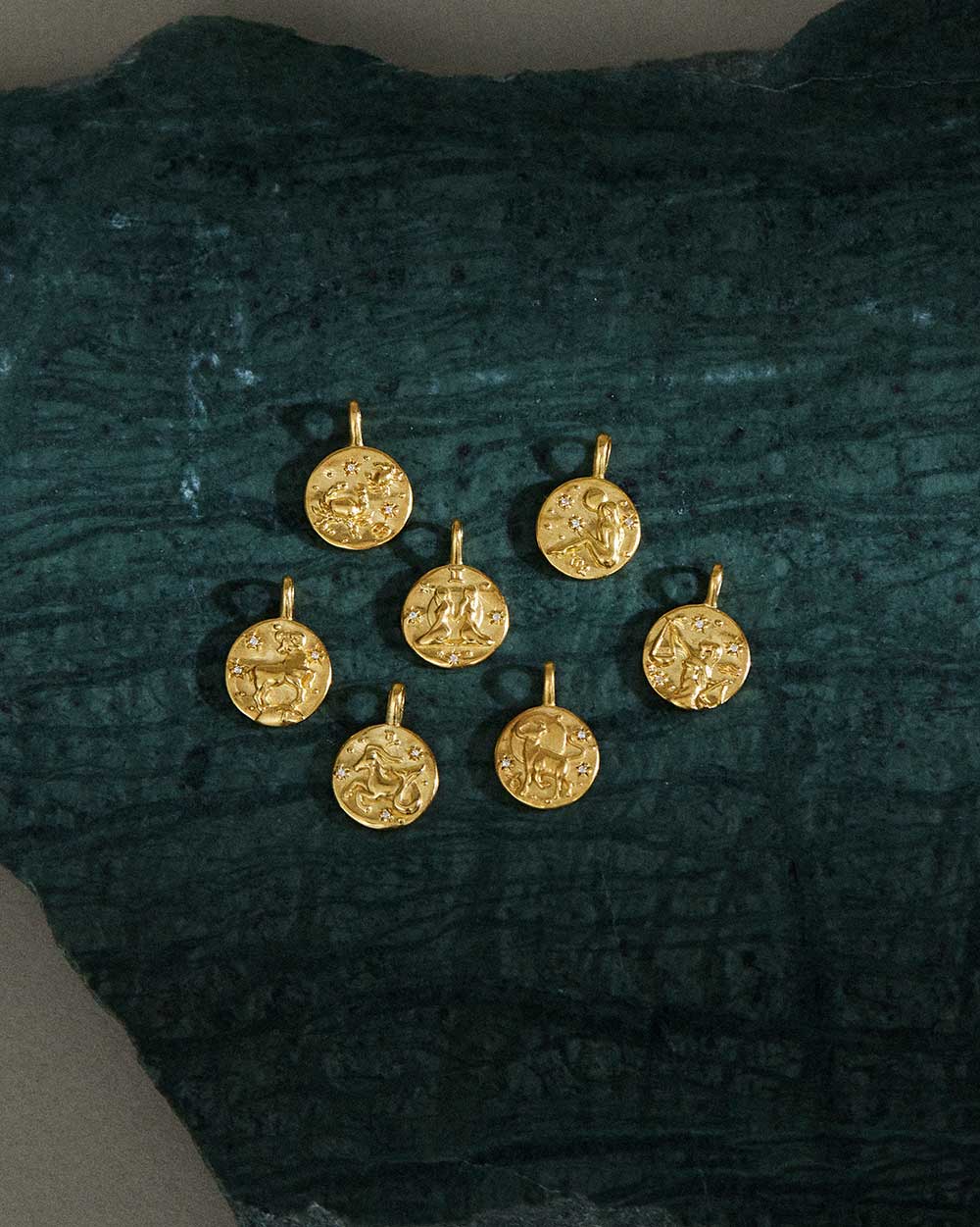 CAPRICORN PETITE ZODIAC (18K GOLD VERMEIL)