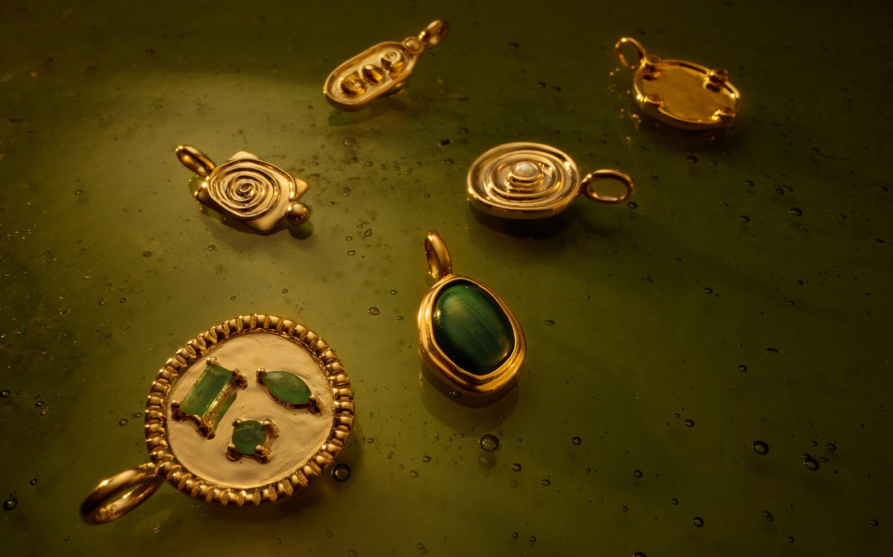 CREATIVITY REIGNS EMERALD CHARM (9K GOLD)